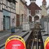 Die Bauarbeiten für die Erweiterung des Nahwärmenetzes in Ostheim haben begonnen, hier im Bereich des Schlösschens.
