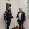 Stadtrat und Bauunternehmer Julian Lörzel (links) übergab Bürgermeister Steffen Malzer eine Spende in Höhe von 3500 Euro für die Kinder- und Jugendarbeit der Stadt Ostheim. Stadtrat und Bauunternehmer Julian Lörzel (links) übergab Bürgermeister Steffen Malzer eine Spende in Höhe von 3500 Euro für die Kinder- und Jugendarbeit der Stadt Ostheim.