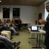 Reinhold Behr von der Energiegenossenschaft Großbardorf erklärte in der Alten Schule Roßbach, wie Erneuerbare-Energien-Projekte in seinem Ort so laufen. Etwas Ähnliches könnte auch im Markt Zeitlofs entstehen.