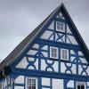 Nach der jüngsten Beschlussfassung des Gemeinderats müssen lediglich die blauen Balken in einen dunklen Farbton umgestrichen werden.