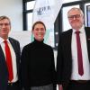 Gaben beim Macher-Tag im Bildungszentrum Würzburg der Handwerkskammer für Unterfranken den offiziellen Startschuss zum Tag des Handwerks an Schulen in Unterfranken (von links): Michael Bissert, Präsident der Handwerkskammer für Unterfranken, Judith Jörg, Bürgermeisterin der Stadt Würzburg, und Ludwig Paul, Hauptgeschäftsführer der Handwerkskammer für Unterfranken.