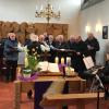Der MGV Kreuzwertheim mit Pfarrer Beschinske.