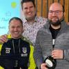 Matthias Purucker, der TSV-Vorstandsvorsitzende, verabschiedete Beiratsmitglied Christian Deppner (links) und den Fußballabteilungsleiter Andreas Meyer. Matthias Purucker, der TSV-Vorstandsvorsitzende, verabschiedete Beiratsmitglied Christian Deppner (links) und den Fußballabteilungsleiter Andreas Meyer.
