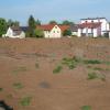 Auf einem 3000 Quadratmeter großen Stück dieses ehemaligen Ackers in Kleinbardorf – das Foto entstand 2016 vor der Bebauung – soll eine Blumenwiese für das Öko-Konto der Gemeinde Sulzfeld entstehen. 
