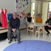 Abkassieren macht Spaß. Rollenspiele ist das Thema des blauen Raumes im Kindergarten Windshausen. Karl-Heinz Straub ist dran, Bürgermeister Georg Straub rechnet schon.