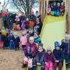 Die Kinder der 'Glühwürmchen'- und 'Sternschnuppen'-Gruppe sowie die Kindergartenleitung Frau Katrin Schöller (Mitte) freuen sich über das neue Kletterspielgerät. Die Kinder der 'Glühwürmchen'- und 'Sternschnuppen'-Gruppe sowie die Kindergartenleitung Frau Katrin Schöller (Mitte) freuen sich über das neue Kletterspielgerät.