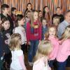 Bis vier zählen und dann geht’s los: Über 25 Mädchen und Jungen singen lauthals gemeinsam mit Chorleiter Christian Stegmann (am Klavier) im neu gegründeten Mainschleifenchor den "kleinen Zauberzwerg".