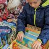 Die Vorschulkinder des Wiesenbronner Kindergarten stöbern im Fundus der Dorfbücherei.