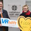 Bei der Spendenübergabe: Hans-Peter Suckfüll (Spendenbotschafter der VR-Bank Main-Rhön) und Angelika Ochs (Geschäftsführerin des Caritasverbands Rhön-Grabfeld).