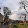 Am vierten Fastensonntag veranstaltete die Pfarreiengemeinschaft "Maria Hilf" Wasserlosen ihren traditionellen Kreuzweg. In diesem Jahr führte dieser von Burghausen nach Wülfershausen, wo an der Vierzehnheiligenkapelle die Schlussstation gebetet wurde. Etwa 50 Teilnehmende sind bei wechselhaftem und nassen Wetter, den Leidensweg des Herrn nachgegangen.