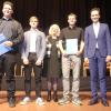 Im Rampenlicht der Freisprechungsfeier (von links): Jürgen Weth, stellvertretender Kreishandwerksmeister, die Innungssieger Fabian Müller und Lukas Schlereth, Kreishandwerksmeisterin Margit Rosentritt, Innungsbester Elias Klement sowie Landrat Florian Töpper und Oberbürgermeister Sebastian Remelé. Im Rampenlicht der Freisprechungsfeier (von links): Jürgen Weth, stellvertretender Kreishandwerksmeister, die Innungssieger Fabian Müller und Lukas Schlereth, Kreishandwerksmeisterin Margit Rosentritt, Innungsbester Elias Klement sowie Landrat Florian Töpper und Oberbürgermeister Sebastian Remelé.