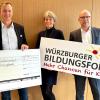 Auf dem Bild (von links): Prof. Dr. Ralf Jahn, ehemaliger Hauptgeschäftsführer der IHK Würzburg-Schweinfurt, Lucia Rühling, Projektleiterin Würzburger Bildungsfonds und Joachim Erhard, Vorstand der Bürgerstiftung Würzburg und Umgebung bei der Scheckübergabe.