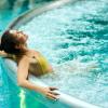 Tiefenentspannung garantiert: Beim Wellness-Urlaub für zwei Personen kann man bei einer Massage oder Hot-Stone-Behandlung Kraft tanken und die Seele baumeln lassen.  Mit einem günstigen Reiseschnäppchen lässt es sich gleich noch besser ausspannen! Jetzt bei der Main-Post Reiseauktion mitbieten.