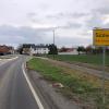 Unmittelbar vor der bestehenden Wohnbebauung von Grettstadt kommend soll auf einer Ackerfläche (rechts) hinter dem Ortsschild der neue Sulzheimer Bauhof entstehen.