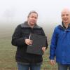 Jasmin Hörner und Leander Streitenberger  kämpfen für eine Lkw-Umgehung von Helmstadt für den Schwerlastverkehr eines örtlichen Recycling-Unternehmens. Ein Aktenordner enthält 460 Unterschriften von Helmstadter Bürgerinnen und Bürgern, die sich für diese Umgehung ausgesprochen haben. 
