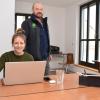 Erste Kundin im neuen Co-Working Space im Wernecker Weltkind-Haus ist die Ingenieurin Sophia Sauer aus München. Genossenschaftsvorstand Udo Rumpel steht hinter dem modernen Arbeitsplatz-Angebot.