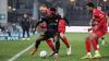 Der Würzburger Benjika Caciel (vorne) setzt sich gegen Münchens Christoph Rech (hinten) durch. David Kebe schaut zu.
