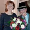 Im Bild (von links): Anne Schwalbe, Vorsitzende SPD-Ortsverein Theilheim und Marita Gläßel alias Franz Josef Strauß.