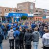 Anlässlich des Jahrestags des russischen Angriffkriegs auf die Ukraine haben unter anderem vor den SKF-Werken in Schweinfurt, Leverkusen und Hamburg Mitarbeiterinnen und Mitarbeiter ein Zeichen des Friedens gesetzt.
