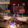 Ökumenisches Friedensgebet in der Ebelsbacher Kirche: Kerzen brennen in einem mit Erde gefüllten Kreuz. Ökumenisches Friedensgebet in der Ebelsbacher Kirche: Kerzen brennen in einem mit Erde gefüllten Kreuz.