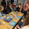 Die Vorfreude auf die 11. Haßberger Spieletage in Trossenfurt ist auch bei den ehrenamtlichen Spielerklärerinnen und Spielerklärern groß. 20 Ehrenamtliche haben sich im Rahmen des Vorbereitungstreffens bereits „warm gespielt“ – hier mit den Spielen „Imagenius“ und „JINX“.