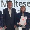 Malteser Bezirksgeschäftsführer Rainer Kaufmann (2. von links) und Diensteleiterin Elisabeth Kuhn (rechts) sowie die Kollegin Jasmin Rösch aus dem Hausnotruf (links) gratulieren Bettina Göhler (2. von rechts) zum Dienstjubiläum.