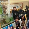 Ein Team vom Bayerischen Rundfunk mit Benjamin Rost, Tino Müller und Tilman Strauch (hinten von links) machte im St. Vinzenz Kindergarten Burglauer eine Reportage über die Haustiere der Tiergartengruppe, die Axolots. Vorne von links die Pädagoginnen Elke Schmitt, Elke Mangold sowie Axolot-Züchter Michael Lachnitt, hinten rechts Peter Kraus, Vorsitzender  des Trägervereins St. Vinzenz.