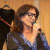 Voll im Schlagerthema war Christine Schöner mit ihrer Darstellung von Nana Mouskouri . Der Text "Kleine Dosen von Arsen" begeisterte den voll besetzten Saal beim Frauenfasching in Poppenhausen. Voll im Schlagerthema war Christine Schöner mit ihrer Darstellung von Nana Mouskouri . Der Text "Kleine Dosen von Arsen" begeisterte den voll besetzten Saal beim Frauenfasching in Poppenhausen.