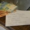 Im Döner- und Pizza-Haus "Mesopotamia" in Hofheim wurden erste Spenden für die vom Erdbeben betroffenen Menschen in der Türkei bereits abgegeben, hier zusammen mit einer persönlichen Nachricht.