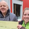 OStR David Henkes überreichte den Scheck an die Tierheim-Mitarbeiterin Lucy Schröder.