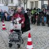 Mit einem Rollator, aufgemotzt mit einem Vorrat an flüssigem Proviant, musste Bürgermeister  Bernhard Ruß die Slalomstrecke meistern.