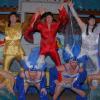Kunterbunt kam das Männerballett der fidelen Kröpfer beim Weiberfasching daher.