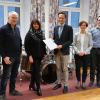 Die Hergolshäuser Musikanten freuen sich über 5000 Euro. Im Bild (von links): Pauline Keller (Mitglied der Vorstandschaft), Rudi Fischer (Dirigent), Katja Lutz (Vorsitzende), Landrat Florian Töpper, Eva Krümpel (Kulturmanagerin am Landratsamt Schweinfurt), Philipp Krauss (Tontechniker) und Andrea Köhler (Mitglied der Vorstandschaft).