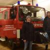 Die Kaltensondheimer Feuerwehr benötig ein neues Auto. 37 Jahre alt ist das Fahrzeug, vor dem Kommandant Tobias Czech (links) und Gerätewart Lorenz Meyer stehen.
