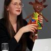 Laura Späth, Koordinatorin für Kommunale Entwicklungspolitik der Baunach-Allianz mit einem Maskottchen bei ihrem Vortrag im Gemeinderat Untermerzbach