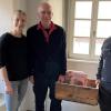 Sabrina Burger, Mitarbeiterin der Stadtbücherei Marktbreit, Erster Bürgermeister Harald Kopp und Stefan Ullrich, Inhaber der Altholzerei Ullrich, bei der Übergabe der gespendeten Bücherkisten.