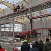 Mit dem nun erfolgten Richtfest ist eine wichtige Zwischenetappe zum Neubau der Veranstaltungshalle der Gemeinde Waldbrunn erreicht.