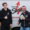 Statt der üblichen Weihnachtsgeschenke für die Kunden überreichten Elektrikermeister Martin Strobl (Zweiter von rechts) und sein Team 800 Euro an die Würzburger Elterninitiative Regenbogen.