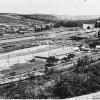 Die „Düsseldorfer Siedlung“ in Ochsenfurt 1950. Dort waren 1943 errichtete Notunterkünfte für Evakuierte aus dem stark bombardierten Rheinland geschaffen worden. Auch die Firma Kindermann siedelte sich hier an. Die „Düsseldorfer Siedlung“ in Ochsenfurt 1950. Dort waren 1943 errichtete Notunterkünfte für Evakuierte aus dem stark bombardierten Rheinland geschaffen worden. Auch die Firma Kindermann siedelte sich hier an.