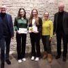 Im Bild von links: Organisator Martin Redweik, Referentinnen Hannah Steinhauer und Lucy Ebert, Seminarleiterin Elke Schliermann-Kraus, Schulleiter Bernhard Seißinger.