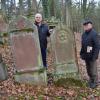 Josef Laudenbacher und Yehuda (links) am Grab der Ur-Großmutter Regina Heippert, geb. Hofmann, auf dem jüdischen Friedhof in Karbach. Josef Laudenbacher und Yehuda (links) am Grab der Ur-Großmutter Regina Heippert, geb. Hofmann, auf dem jüdischen Friedhof in Karbach.