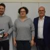 Urspringens Bürgermeister Volker Hemrich (rechts) verabschiedete in der ersten Sitzung des Jahres Gemeinderat Fabian Kuhn und ernannte seine Nachfolgerin Simone Mahler.