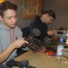 Beim ersten Repair-Café im Dorfladen Eisenheim widmen sich Lukas Heinisch (links) und Felix Hoßmann auch einem Modellauto, das nicht mehr fährt.