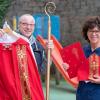 Klaus Heßdörfer, Diakon der Pfarrei St. Barbara, übergab das Nikolausgewand an Jutta Vornberger, Erzieherin in der Missio Kinderklinik.