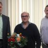 Jürgen Zips, Stellvertreter des Geschäftsführers und Direktor der Deutschen Rentenversicherung Nordbayern (links), und Holger Brach, Vertreter des Personalrats (rechts), gratulierten dem Jubilar Klaus Scherer.