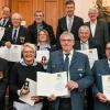 Oberbürgermeister Christian Schuchardt (oben Vierter von links) ehrte verschiedene Mitglieder des BRK, DLRG und THW. 