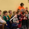Kindergartenkinder mit ihren Erzieherinnen.