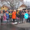 Flankiert von vielen Kindern sowie Kreis- und Gemeinderäten schritten Landrätin Tamara Bischof und Bürgermeister Herbert Volkamer (Mitte) zum Durchschneiden des Bandes an der Querungshilfe.