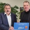 Erster Bürgermeister Lorenz Strifsky (links) und sein Stellvertreter Wolfgang Heß (rechts) freuen sich über die neue LED-Beleuchtung in Thüngen.
