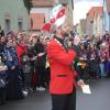 Philipp Wenkheimer (vorne) führte das Volk von mehreren Hundert Närrinnen und Narren an und schoss verbal mächtig gegen Bürgermeister Horst Reuther.